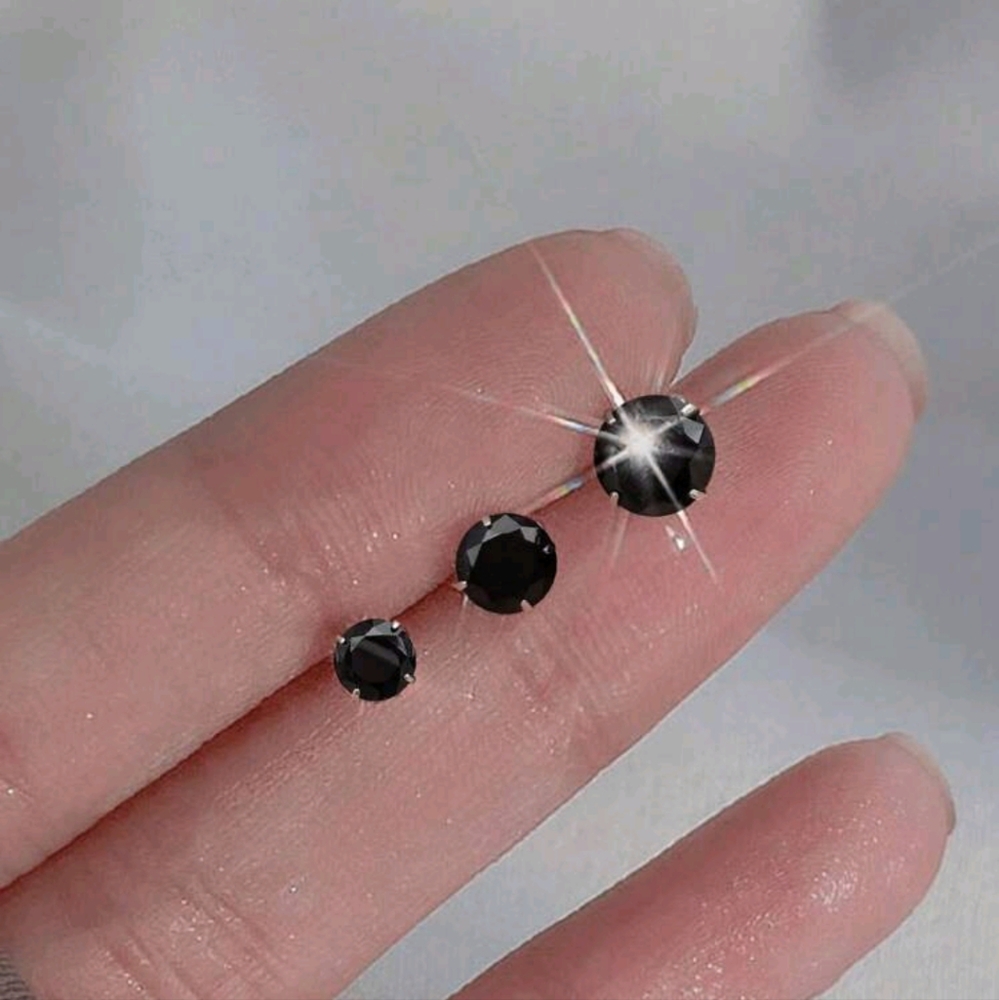 3 pairs of earrings🖤🖤🖤 - Picture 2 of 6